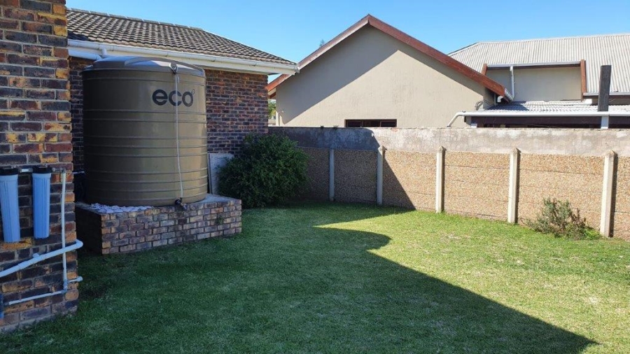 To Let 3 Bedroom Property for Rent in Wavecrest Eastern Cape